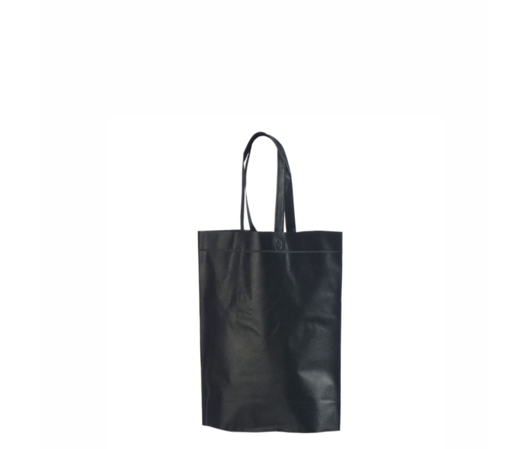 Musta värvi non woven riidest kott.Mõõdud: 29x35+11 cm.